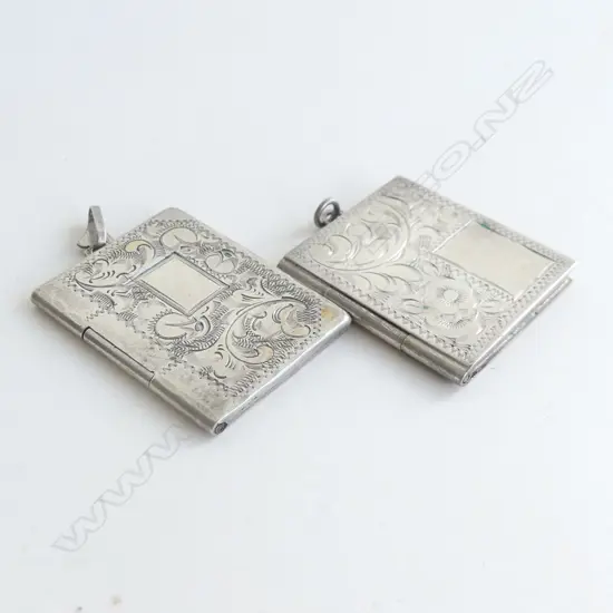 2 SILVER PLATE ENGRAVED BOOK SHAPED LOCKET PENDANTS (40 X 30MM)