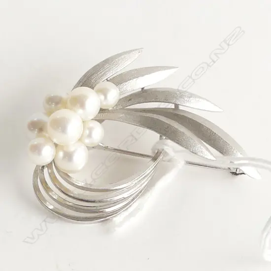 (68) STG SILVER CULTURED PEARL BROOCH