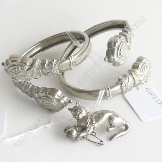 SILVER CAT BROOCH AND TWO SILVER BANGLES