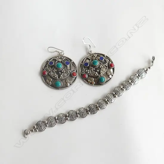 SILVER BRACELET AND PAIR OF EARRINGS