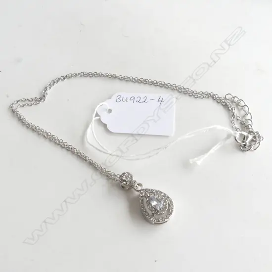 FAUX DIAMOND PENDANT IN SILVER COLOURED CHAIN