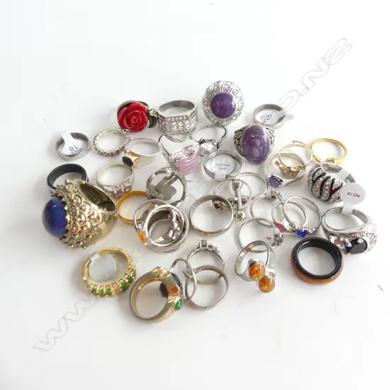 BAG 40 ASST COSTUME JEWELLERY RINGS