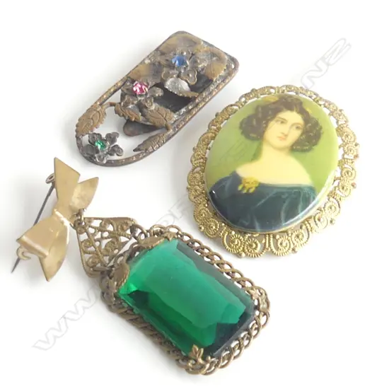 THREE PIECES OF COSTUME JEWELLERY