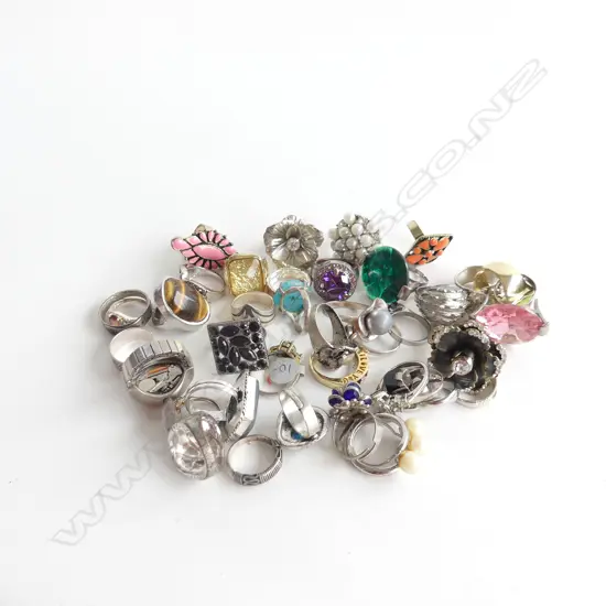 40 ASST COSTUME JEWELLERY RINGS