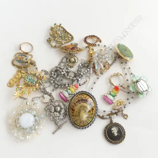BAG ASST COSTUME JEWELLERY; BROOCHES, NECKLACES ETC..