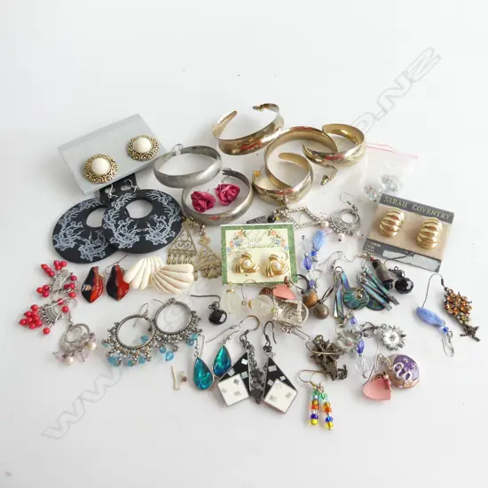BAG 30+ ASST COSTUME JEWELLERY EARRINGS 