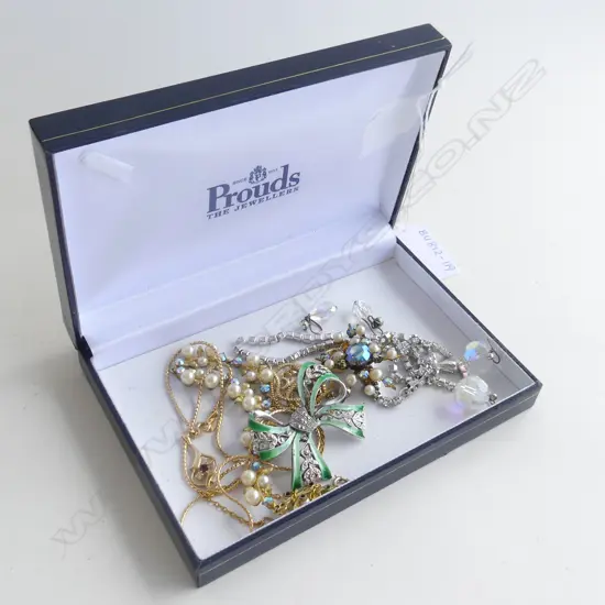 SM BOX ASST JEWELLERY INCL. ENAMEL & MARCASITE BOW BROOCH, DIAMANTE NECKLACE ETC..