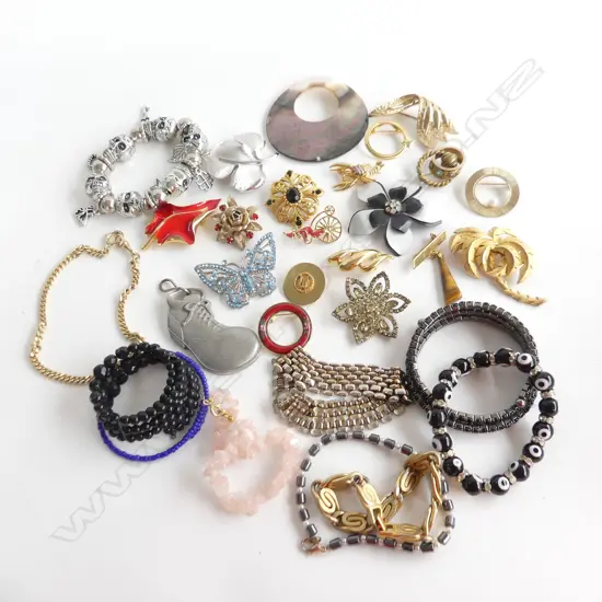 2 BAGS ASST COSTUME JEWELLERY; BROOCHES & BRACELETS 