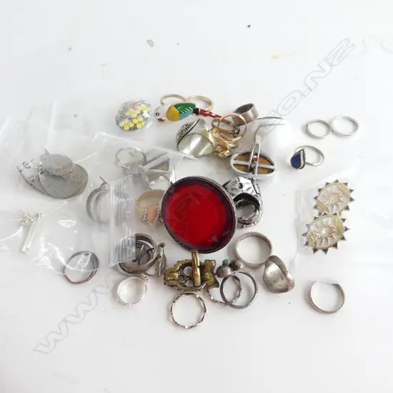 APPROX 30 ASST COSTUME JEWELLERY RINGS + EARRINGS