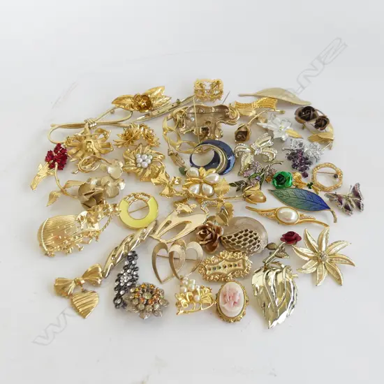 ASST. GOLD TONE BROOCHES 