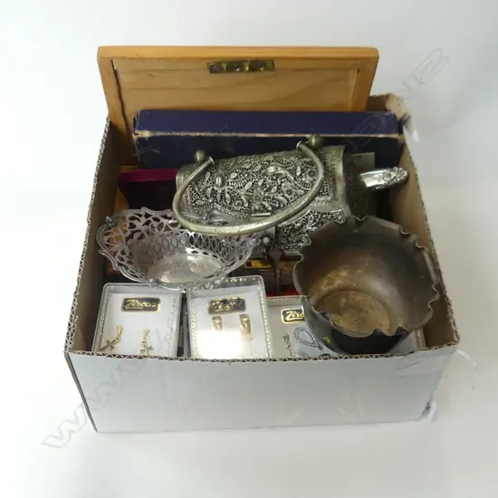 BOX LOT CHESS SET, COSTUME JEWELLERY, 6 IVORINE 'BONE' HANDLED KNIVES, POCKET KNIVES ETC