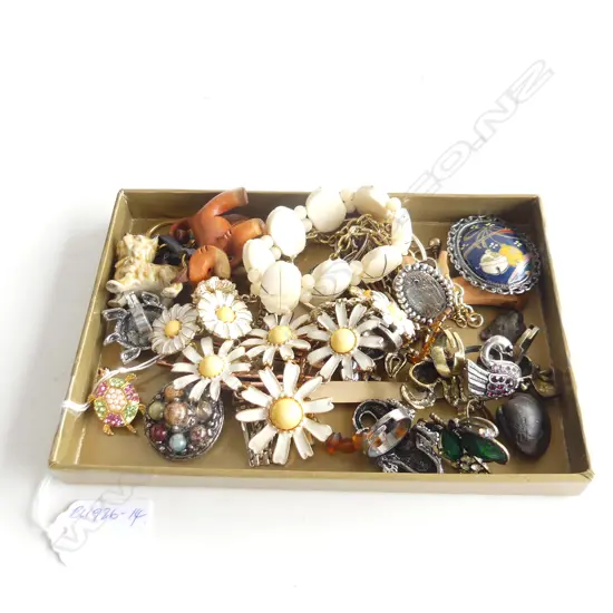 TRAY COSTUME JEWELLERY ENAMEL LGE DAISEY NECKLACE. ANIMALS ETC