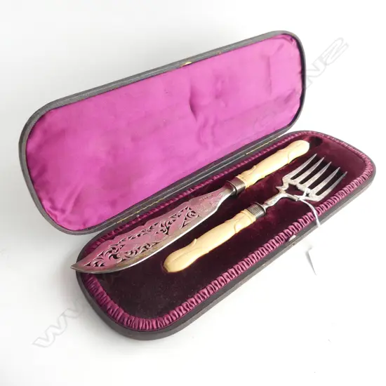 VICTORIAN STG SILVER FISH SERVING SET, CASED