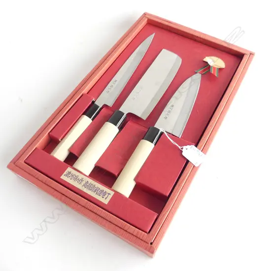 3 JAPANESE CHEFS KNIVES, BOXED