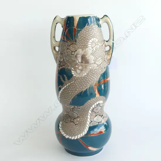 LGE ORIENTAL SATSUMA VASE w. DRAGON DESIGN H.460mm