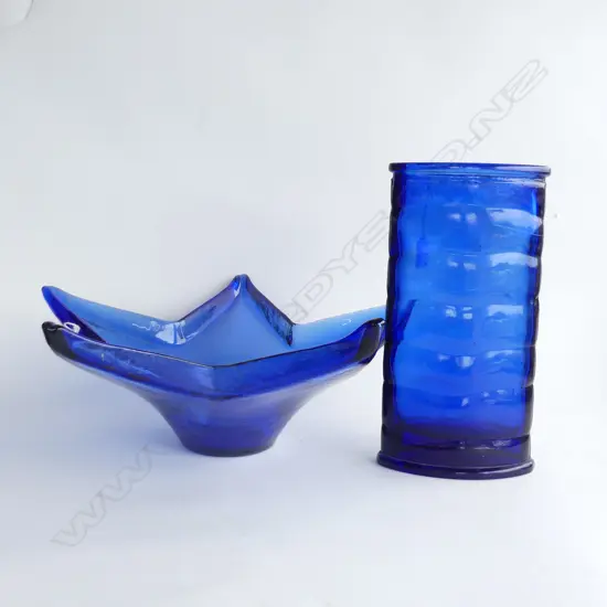 LG STAR SHAPED BLUE GLASS DISH (DIA 440MM ) + LG BLUE GLASS VASE (H 300MM)