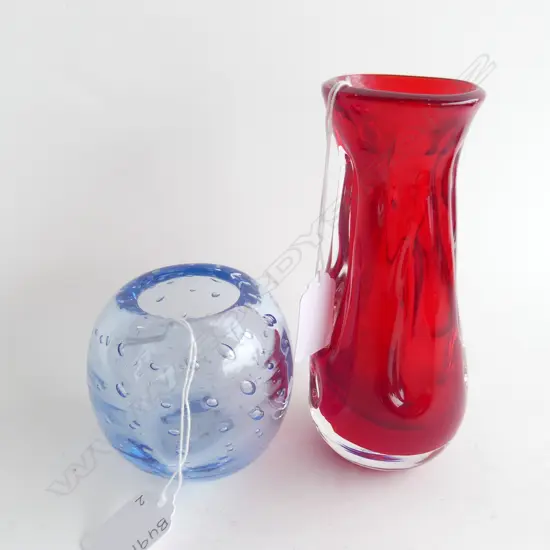 2 WHITEFRIARS VASES; BLUE WITH CONTROLLED BUBBLES (H 95MM) & RED INDENTED VASE (H165MM)