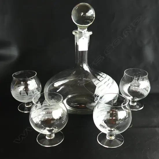 LGE SHIPS DECANTER 220mm dia + 4 GLASSES