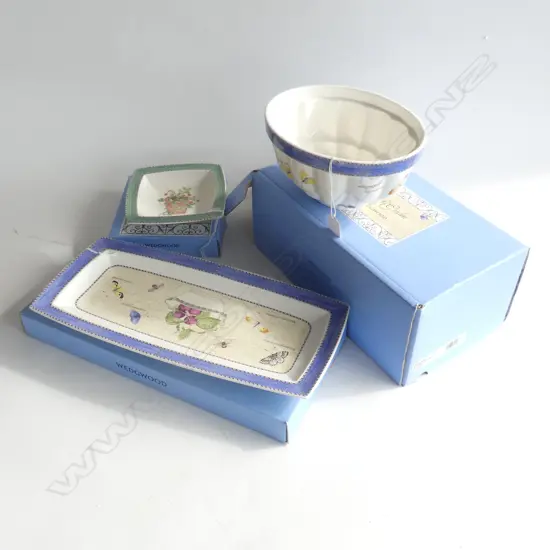 WEDGWOOD 'SARAH'S GARDEN' SM DISH, JELLY MOULD (L 210MM) & SANDWICH TRAY - ALL AS NEW IN BOXES