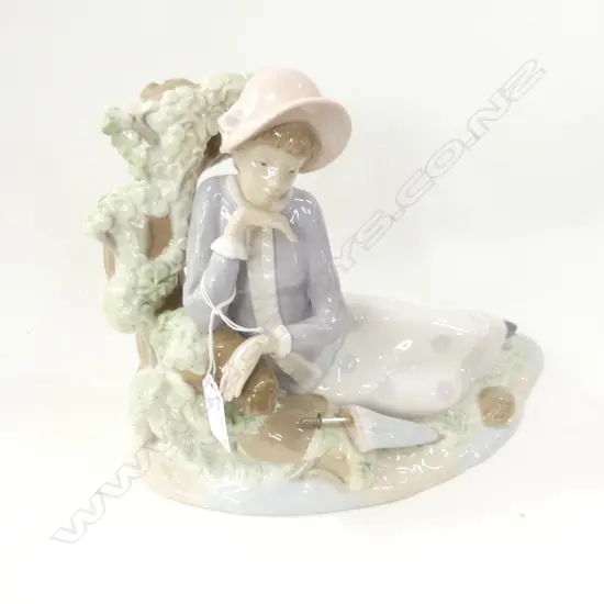 LLADRO STYLE FIGURINE; WOMAN RECLINING w. UMBRELLA W.295mm