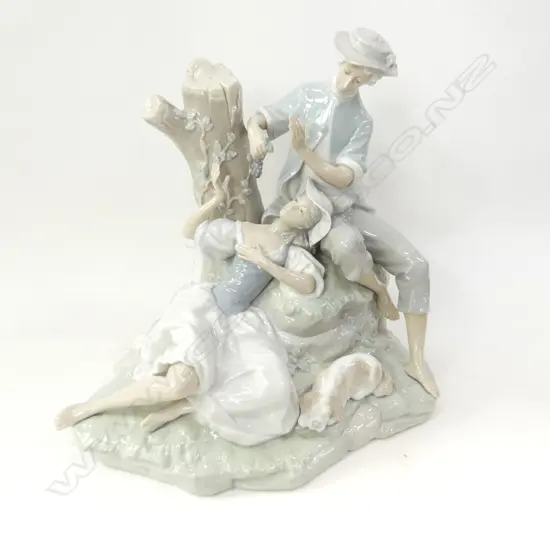 LLADRO FIGURE GROUP #4662 COUPLE EATING GRAPES H.270mm