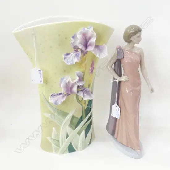 NAO FIGURINE ELEGANT LADY (finger broken) + IRIS VASE H.320mm