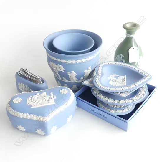 10 PCES WEDGWOOD JASPERWARE (9 BLUE 1 GREEN)