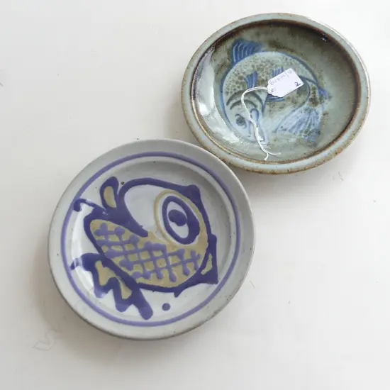 2 SMALL NZ STUDIO CERAMIC FISH PLATES; JILL TOTTY '78 190mm dia + OTHER