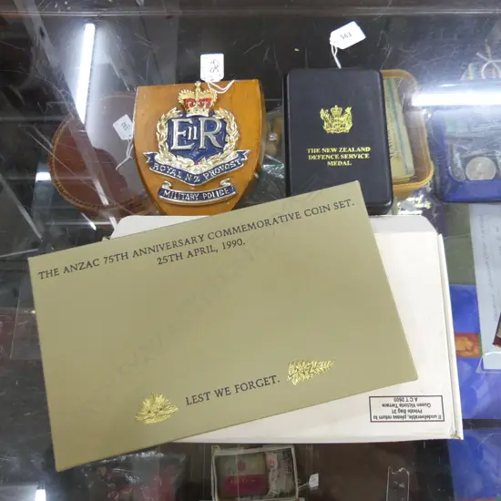 NZ DEFENCE SERVICE MEDAL IN CASE, MILITARY POLICE PLAQUE & 2 BOXES 75TH ANZAC COMMEMORATIVE COIN SETS