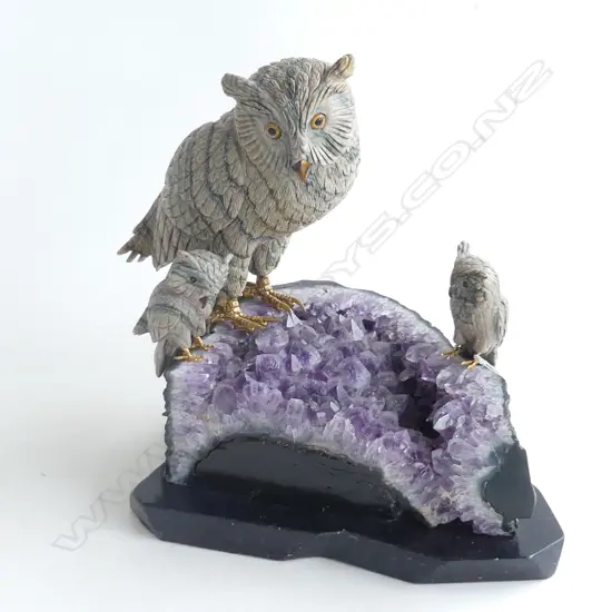 3 CARVED STONE OWLS ON PURPLE AMETHYST GEODE H.280mm