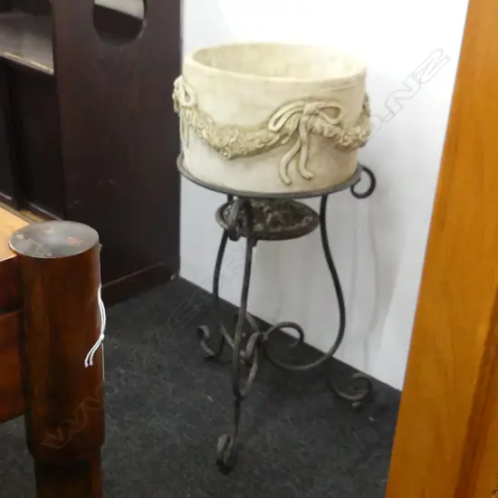 CONCRETE POT IN METAL STAND H.680mm