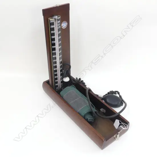 ENGLISH MEDICAL BLOOD PRESSURE UNIT IN WOODEN BOX 