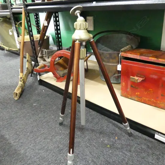 OLD BRASS & WOOD 'HOLLYWOOD PYRAMID' TRIPOD IN CARRY BAG H. 620MM (FOLDED)