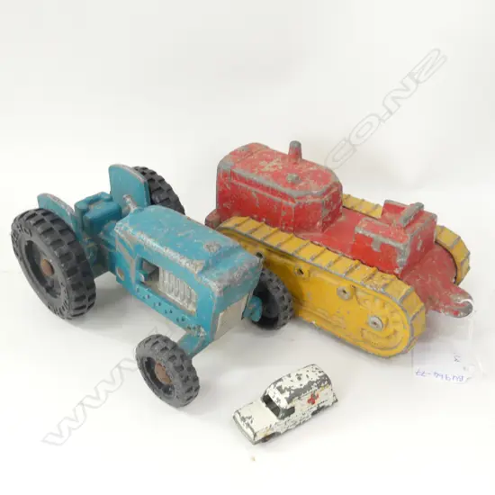 3 FUNHO: BULLDOZER (L 190MM), TRACTOR (L 170MM) + SM AMBULANCE (L60MM)