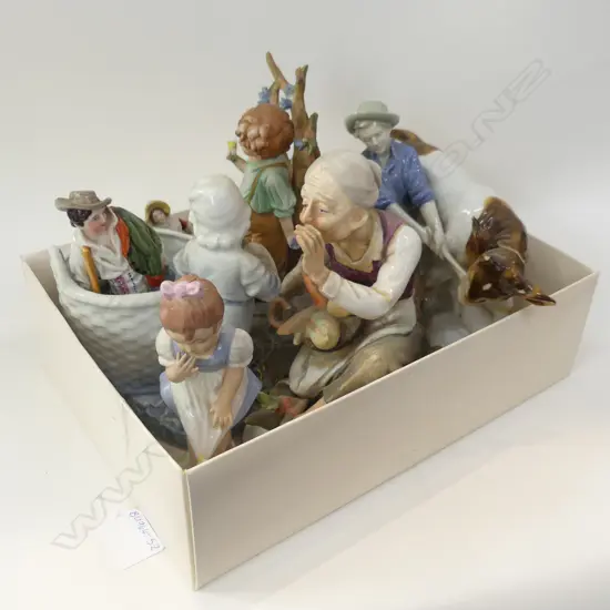 SM BOX OLD FIGURINES 