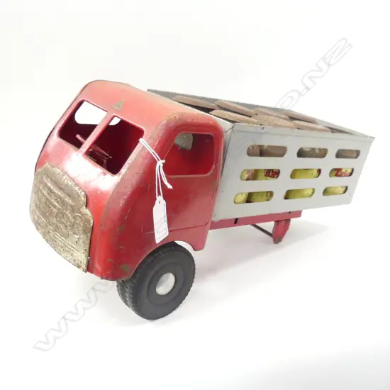 TRIANG TRUCK WITH 8 MILK CANS (LID MISSING ON ONE & ONE WHEEL MISSING) L 400MM