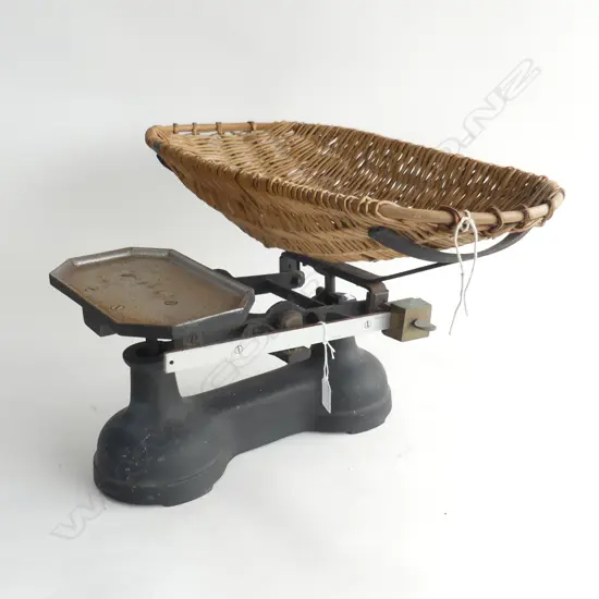 VINTAGE SCALES w. CANE BASKET (L.560mm)