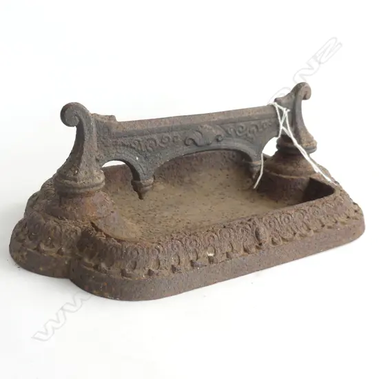 VINTAGE BOOT SCAPER W.410mm