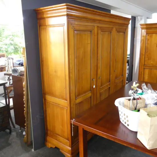 VERY LGE 3 DOOR WARDROBE.. 2040x600x2010mm