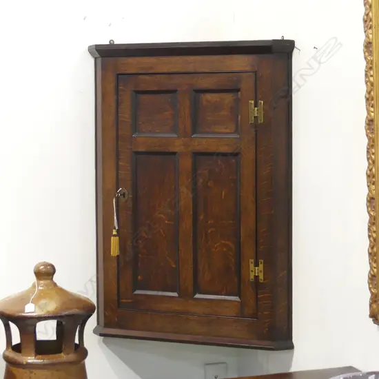 GEORGE III OAK HANGING CORNER CUPBOARD WITH KEY  H. 900 W. 670MM