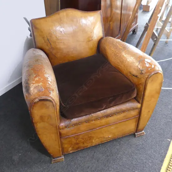 LEATHER CLUB CHAIR - DISTRESSED