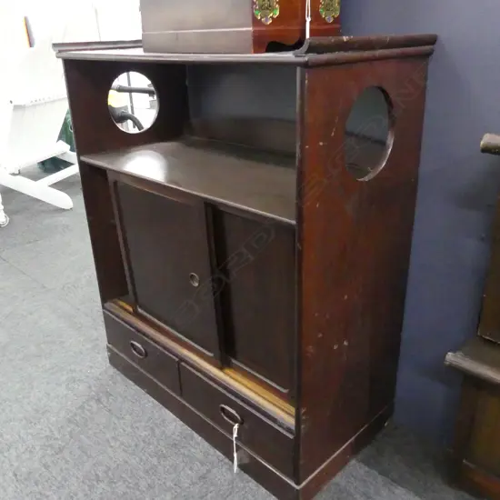 VINTAGE DARK WOODEN ORIENTAL CABINET WITH SHELF ABOVE SLIDING DOORS & 2 DRAWERS (AF CRACK TO SHELF)
