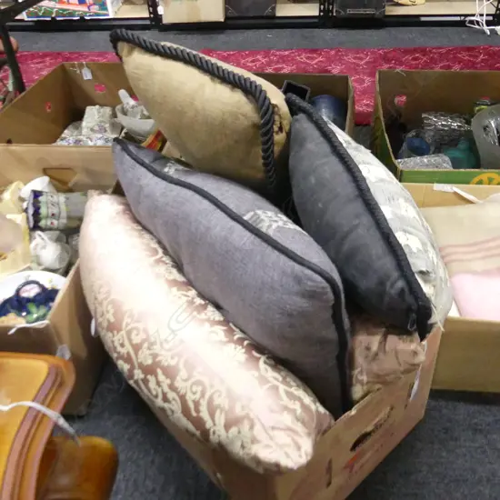 5 ASST OBLONG CUSHIONS INCL ONE PAIR 