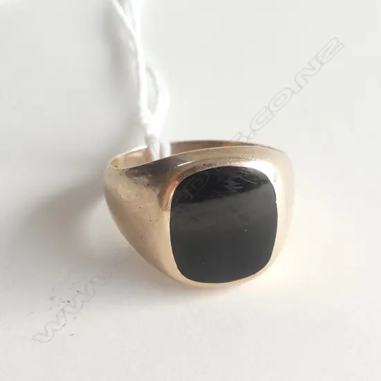 9CT YELLOW GOLD & ONYX SIGNET RING 7.4 gms