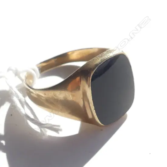 VINTAGE 9CT & ONYX LGE SIGNET RING 5.94gms