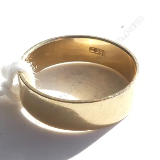 18CT GOLD WEDDING BAND 4GM  SIZE  L 1/2