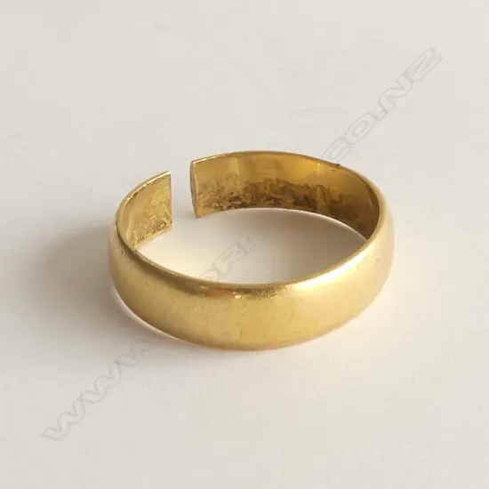 22CT GOLD WEDDING BAND - HAS BEEN CUT 