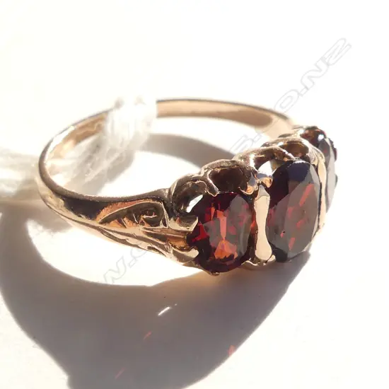 9CT GOLD 3 STONE GARNET RING  2.6GMS