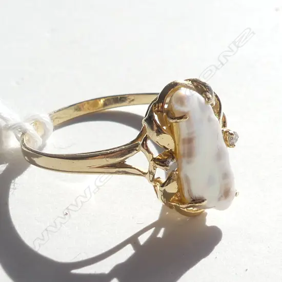 18CT YELLOW GOLD BLISTER PEARL & DIAMOND DRESS RING  2.4GMS