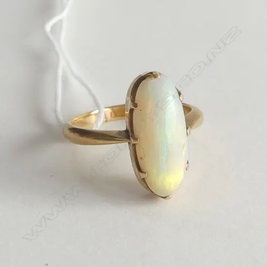 18CT YELLOW  GOLD & OPAL RING 3.18GMS 